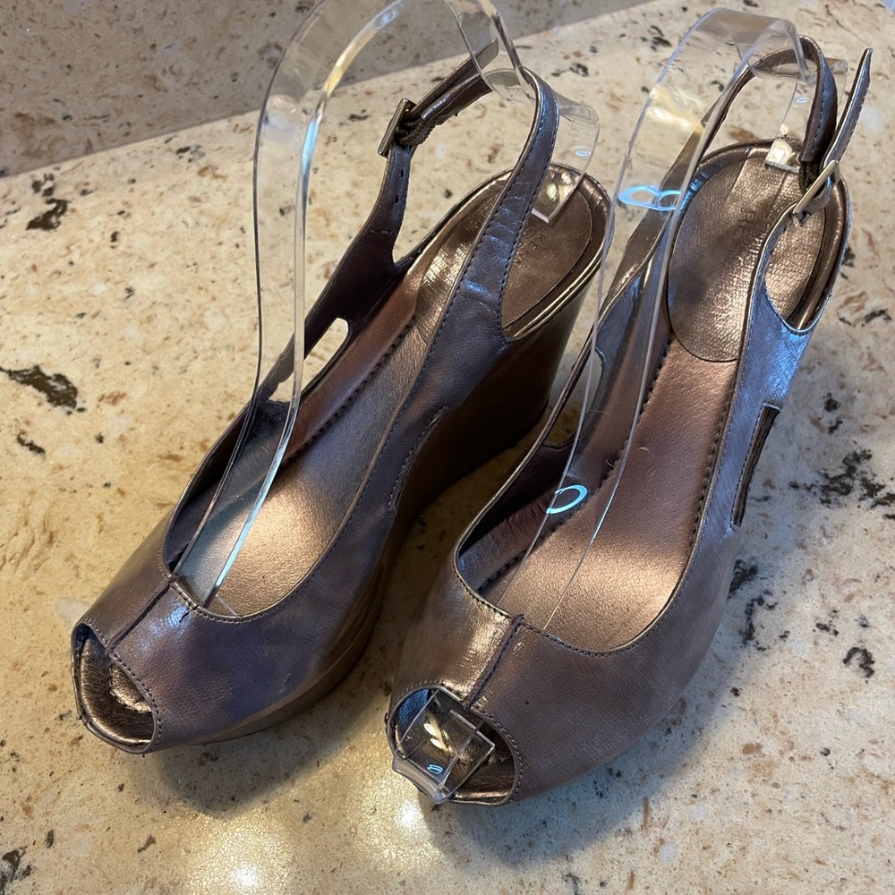 Kenneth Cole Does It Again With This Marbling Tau… - image 2